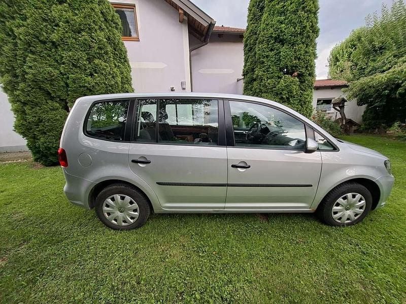 Silber Gebraucht 2011 VW Touran Trendline Van / Kleinbus | € 5.900 (Teuer) - Bild 1/4