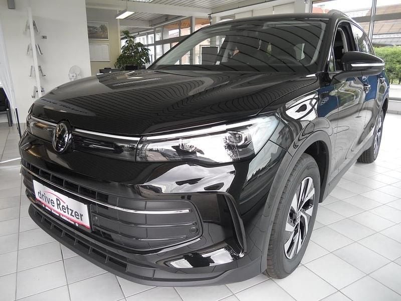 Schwarz metallic Neu 2025 VW Tiguan SUV | € 44.490 (Superpreis) - Bild 1/4