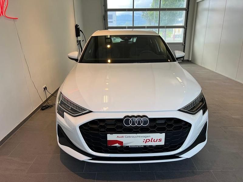Neu Audi A3 Ambiente 116 PS (85 kW) 2025 Weiss  normal Limousine