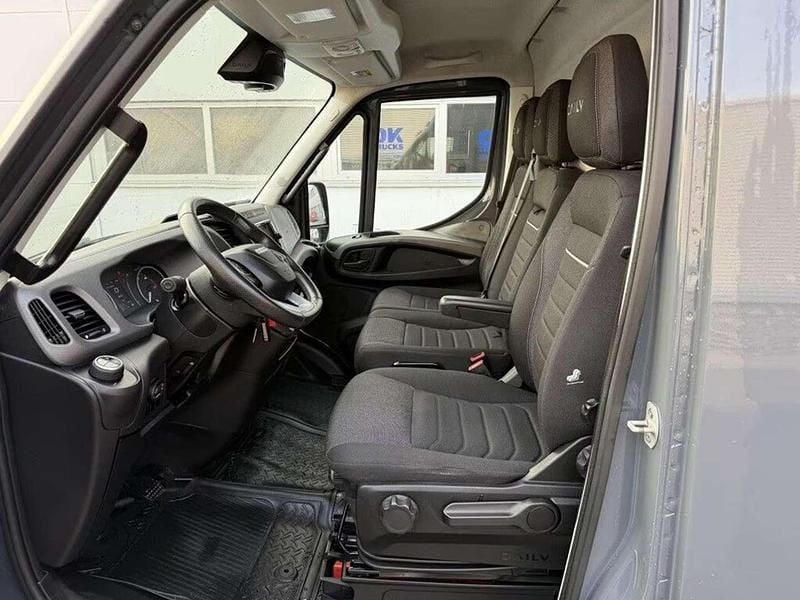Gebraucht Iveco Daily 175 PS (128 kW) 2023 Grau Van