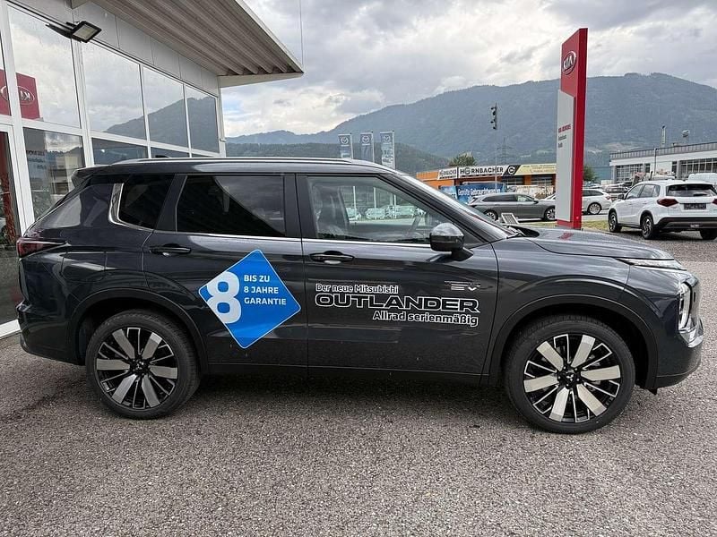 Neu Mitsubishi Outlander P-HEV Intense 136 PS (100 kW) 2025 Grau SUV