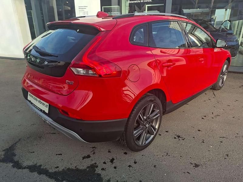 Gebraucht Volvo V40 CC Momentum 114 PS (83 kW) 2015 Mittelrot  normal Kombi