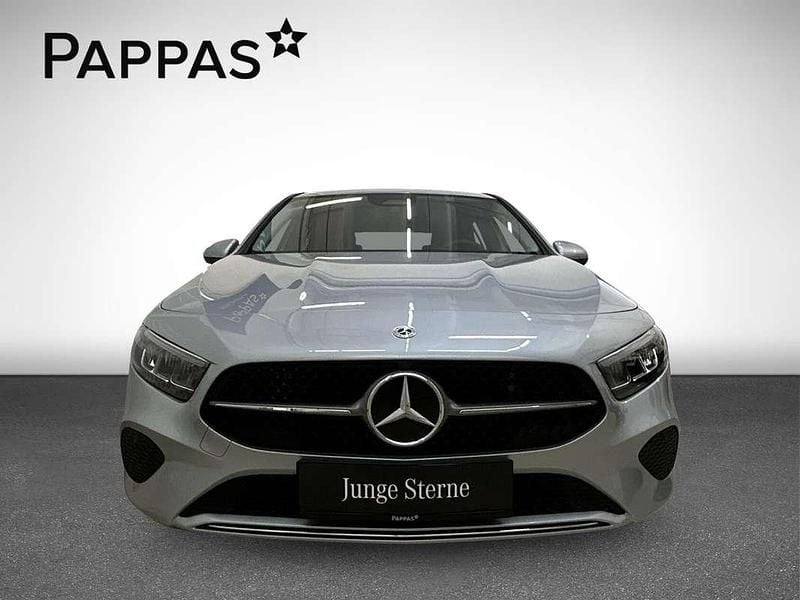Neu Mercedes A180 Edition 116 PS (85 kW) 2025 Silber Kleinwagen