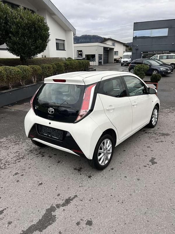 Gebraucht Toyota Aygo 69 PS (50 kW) 2017 Weiß Kleinwagen