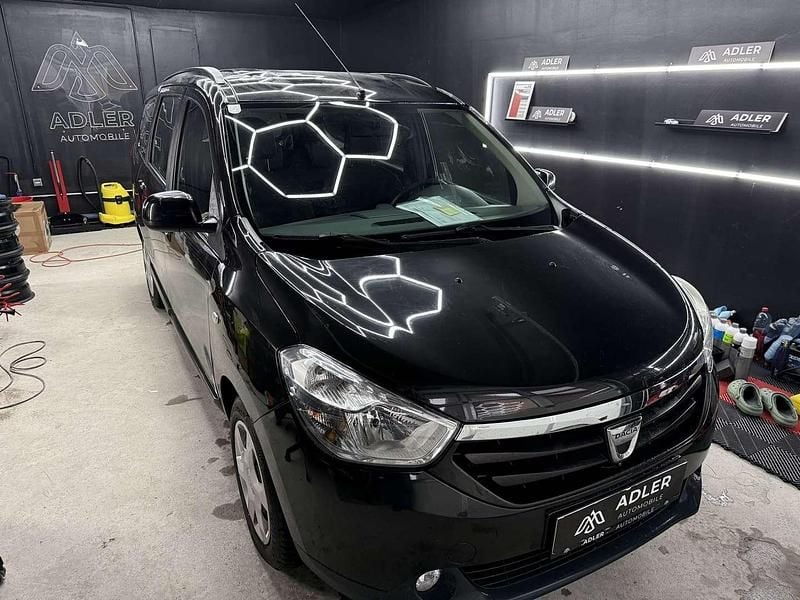 Schwarz Gebraucht 2013 Dacia Lodgy Lauréate Van / Kleinbus | € 5.490 (Fairer Preis) - Bild 1/4