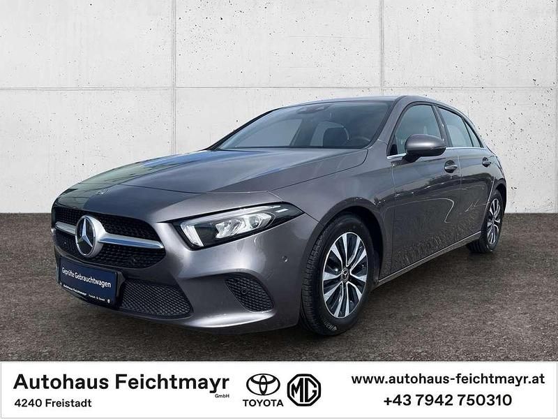 Grau Gebraucht 2020 Mercedes 180 Limousine | € 21.990 (Guter Preis) - Bild 1/4