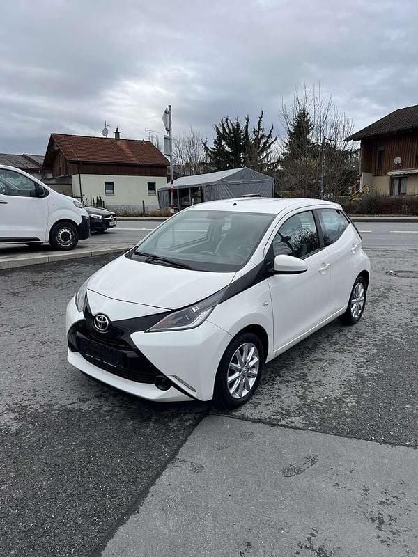 Gebraucht Toyota Aygo 69 PS (50 kW) 2017 Weiß Kleinwagen