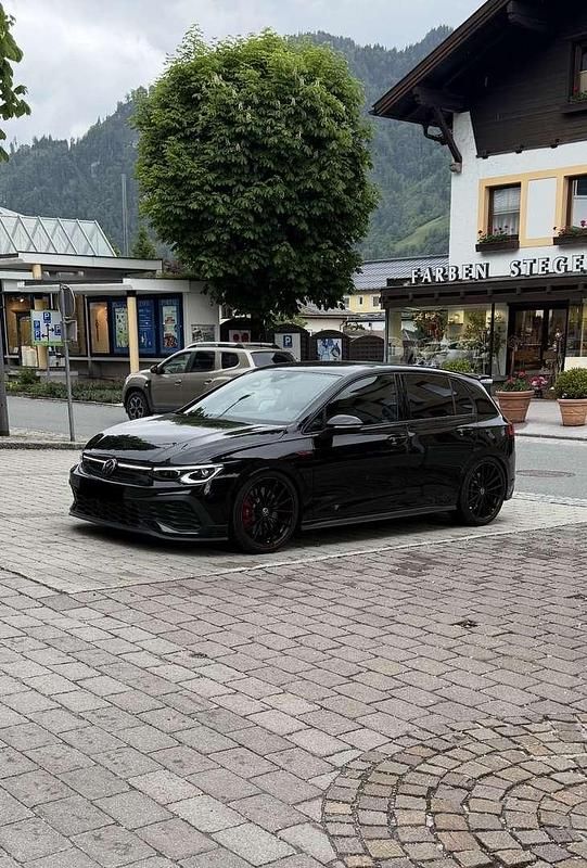 Schwarz Gebraucht 2023 VW Golf VIII GTI Clubsport Limousine | € 43.000 (Teuer) - Bild 1/4