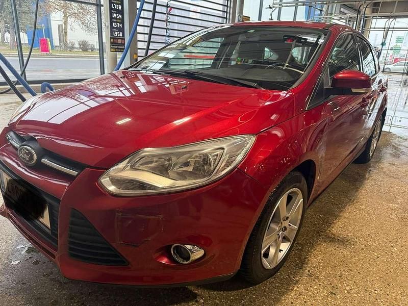 Gebraucht Ford Focus Trend 86 PS (63 kW) 2012 Rot Limousine