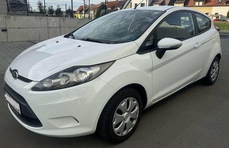 Weiß Gebraucht 2010 Ford Fiesta Ambiente Limousine | € 3.900 (Fairer Preis) - Bild 1/4