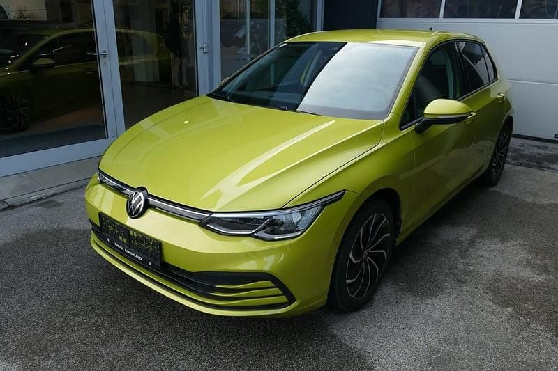 Mittelgelb metallic Gebraucht 2022 VW Golf VIII Life Limousine | € 20.412 (Fairer Preis) - Bild 1/4