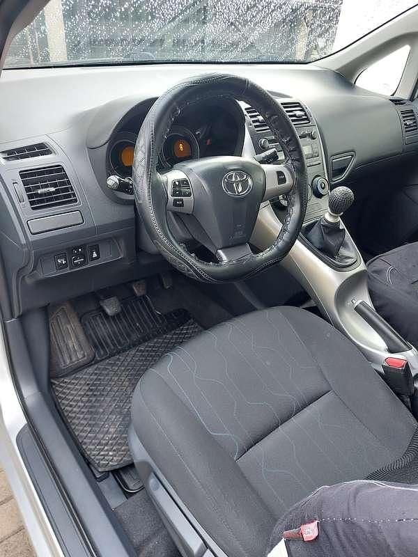 Gebraucht Toyota Auris 90 PS (66 kW) 2011 Silber Kleinwagen