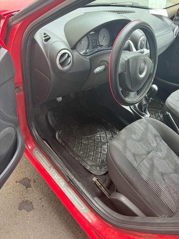 Rot Gebraucht 2010 Dacia Logan MCV Lauréate Kombi | € 1.850 - Bild 1/4