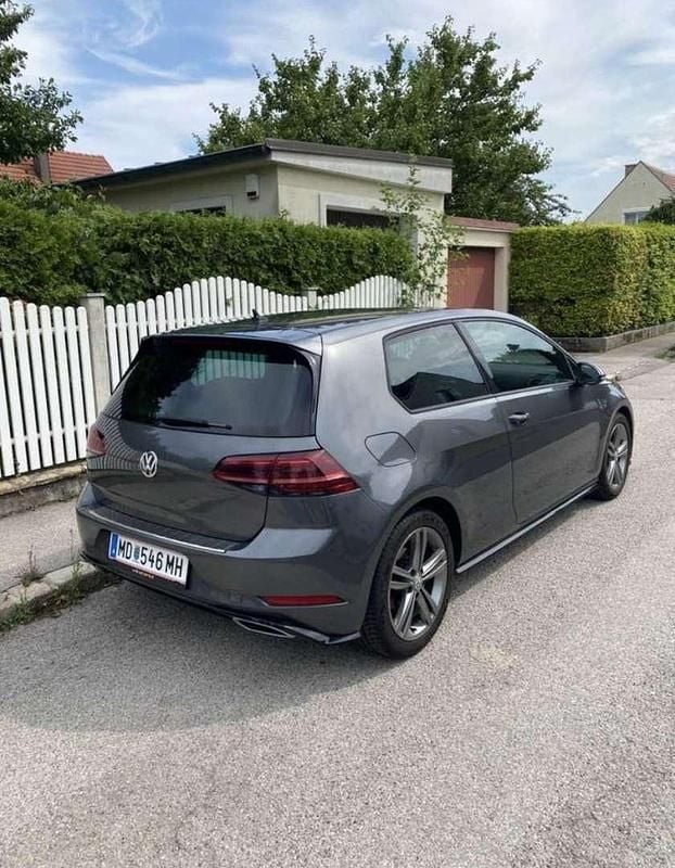 Grau Gebraucht 2017 VW Golf VII Highline Limousine | € 16.300 (Fairer Preis) - Bild 1/4