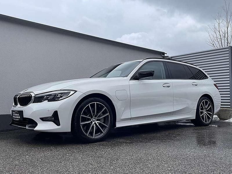 Gebraucht BMW 330e Sport Line 184 PS (135 kW) 2021 Weiß Kombi