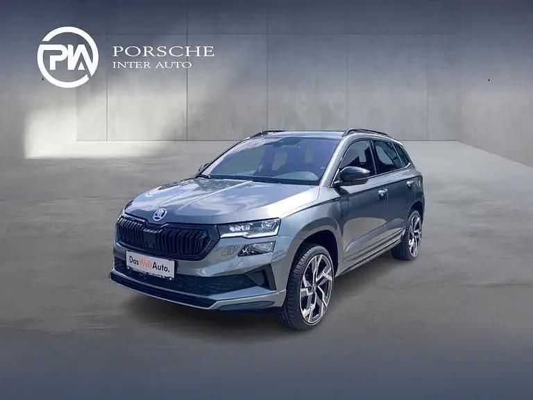 Mittelgrau metallic Neu 2025 Skoda Karoq SportLine SUV | € 39.990 (Fairer Preis) - Bild 1/4