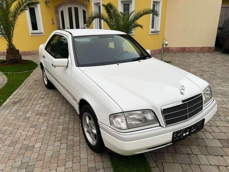 Weiß Gebraucht 1994 Mercedes C220 Elegance Limousine | € 5.900 - Bild 1/4
