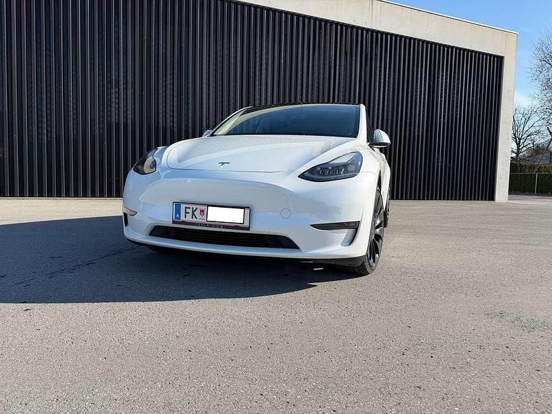 Tesla Model Y Performance Weiss