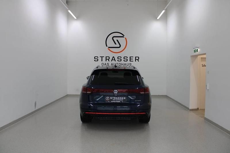 Gebraucht VW Touareg R 462 PS (339 kW) 2023 Dunkelblau  metallic SUV