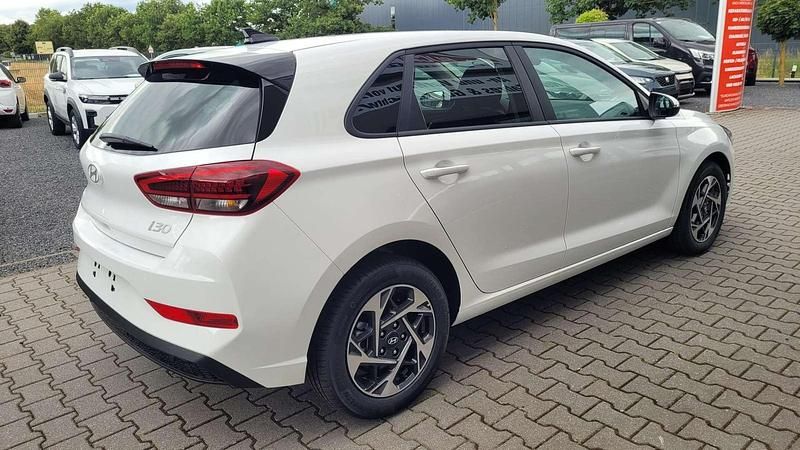 Neu Hyundai i30 140 PS (102 kW) 2025 Weiß Limousine