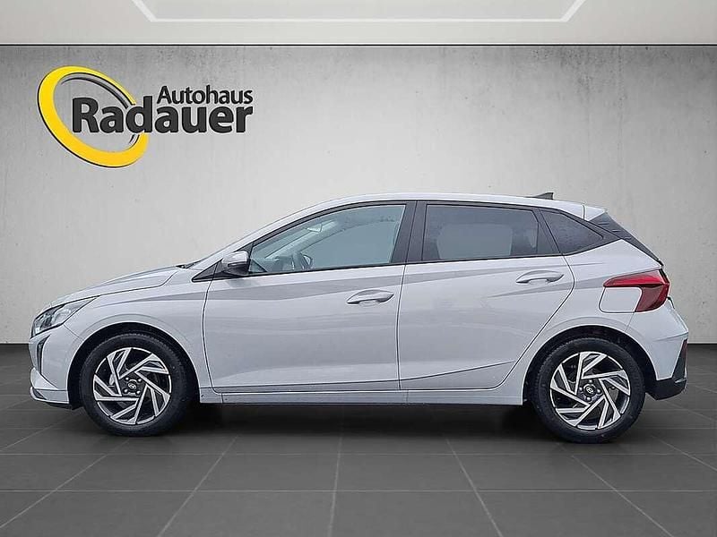 Neu Hyundai i20 79 PS (58 kW) 2025 Grau Limousine