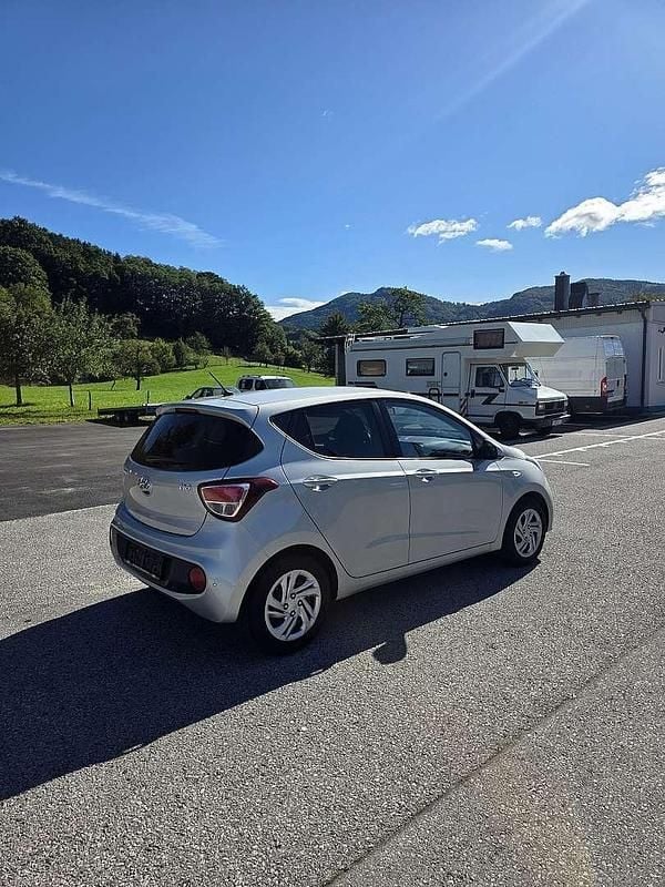 Gebraucht Hyundai i10 67 PS (49 kW) 2017 Silber Kleinwagen