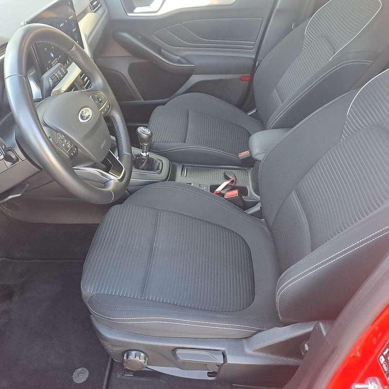 Gebraucht Ford Focus Titanium 125 PS (91 kW) 2022 Rot Kleinwagen