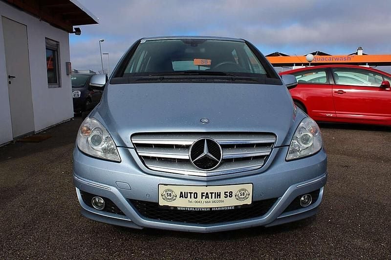 Gebraucht Mercedes 180 109 PS (80 kW) 2010 Blau Limousine