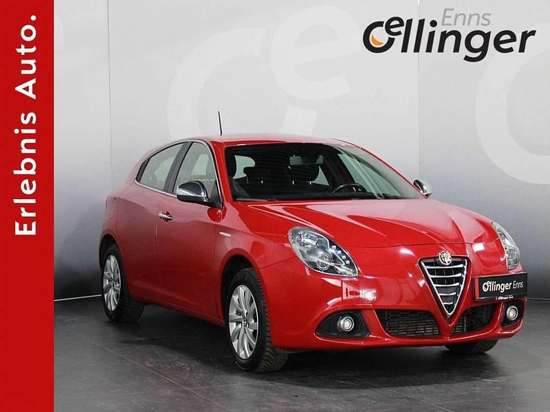 Rot Gebraucht 2015 Alfa Romeo Giulietta Distinctive Kleinwagen | € 11.280 - Bild 1/4