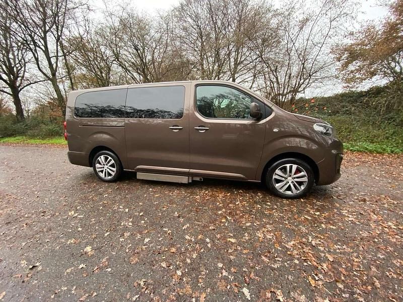 Braun Gebraucht 2018 Peugeot Traveller Allure Van / Kleinbus | € 40.000 - Bild 1/4