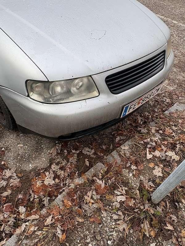 Silber Gebraucht 2002 Audi A3 Attraction Limousine | € 1.400 - Bild 1/4