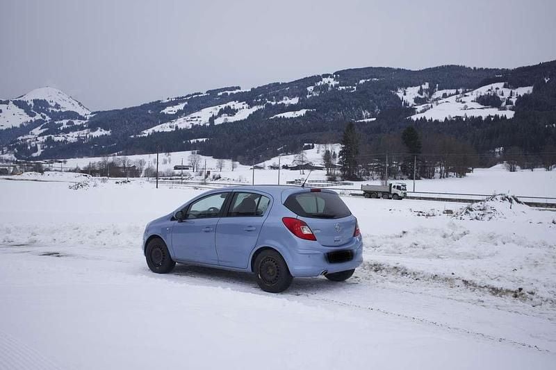 Gebraucht Opel Corsa Edition 69 PS (50 kW) 2015 Blau Kleinwagen