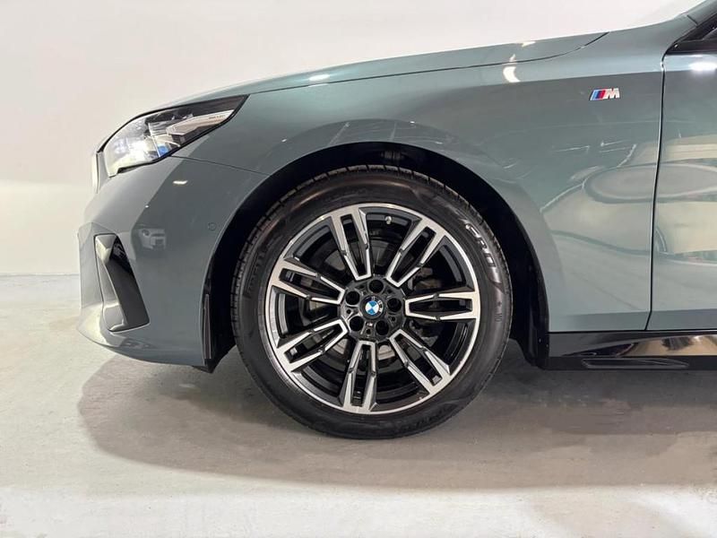 Gebraucht BMW 520 M Sport 197 PS (144 kW) 2025 Grün Kombi