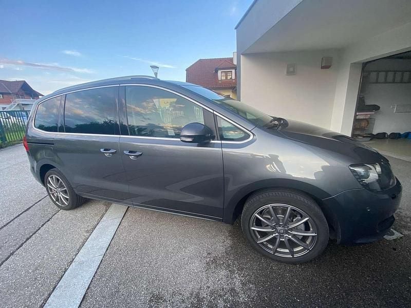 Grau Gebraucht 2012 VW Sharan Comfortline Van / Kleinbus | € 8.490 (Etwas zu teuer) - Bild 1/4