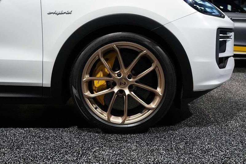 Gebraucht Porsche Cayenne Turbo E-Hybrid 740 PS (544 kW) 2024 Weiß SUV