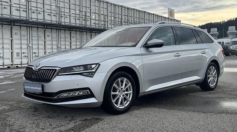 Silber metallic Gebraucht 2021 Skoda Superb Style Kombi | € 20.990 (Fairer Preis) - Bild 1/4