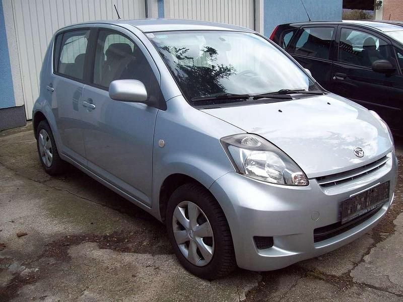 Gebraucht Daihatsu Sirion 69 PS (50 kW) 2012 Silber Kleinwagen