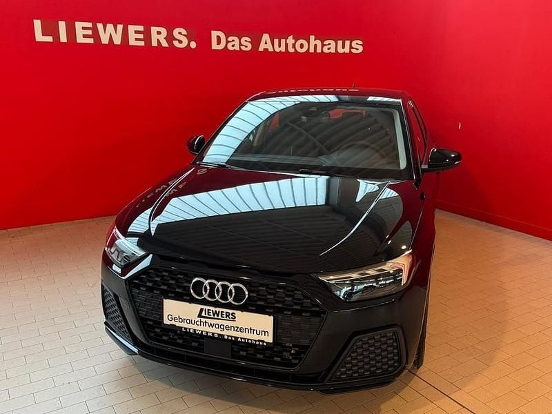 Schwarz metallicperleffektno Neu 2026 Audi A1 Sportback Kleinwagen | € 27.390 (Fairer Preis) - Bild 1/3