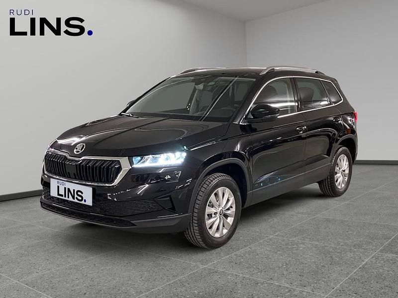 Schwarz metallicperleffektno Neu 2025 Skoda Karoq Selection SUV | € 40.250 (Guter Preis) - Bild 1/4
