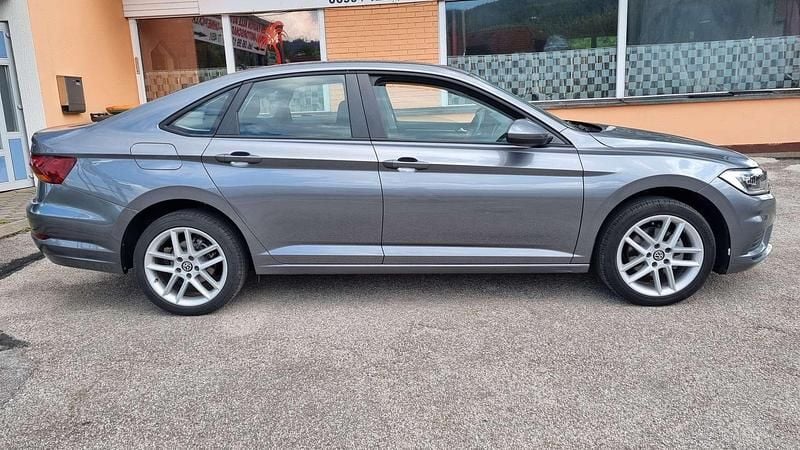 Gebraucht VW Jetta 150 PS (110 kW) 2019 Grau Limousine