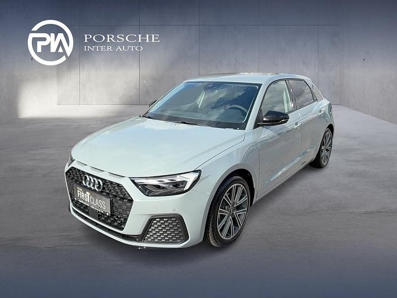 Mittelgrau metallicperleffekt Neu 2025 Audi A1 Sportback Kleinwagen | € 26.690 (Fairer Preis) - Bild 1/4