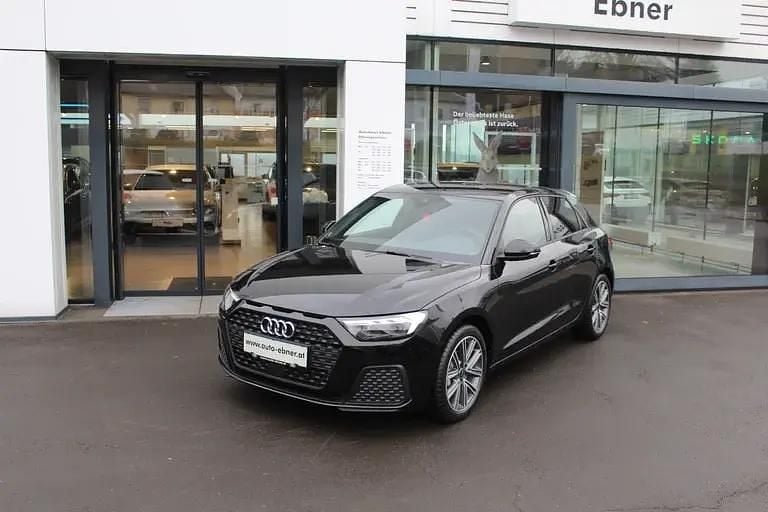 Schwarz metallicperleffektno Neu 2025 Audi A1 Sportback Kleinwagen | € 29.790 (Fairer Preis) - Bild 1/4