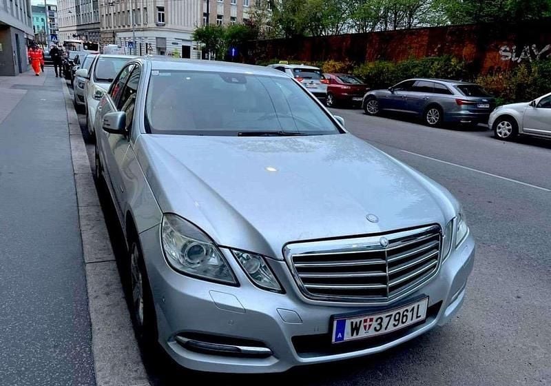 Silber Gebraucht 2011 Mercedes E220 Avantgarde Limousine | € 8.500 (Guter Preis) - Bild 1/4