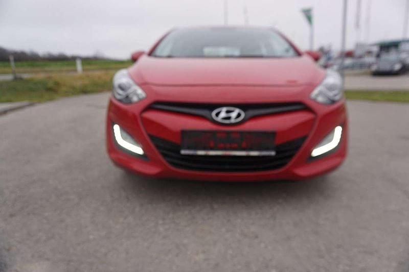 Rot Gebraucht 2014 Hyundai i30 Limousine | € 6.990 (Guter Preis) - Bild 1/4