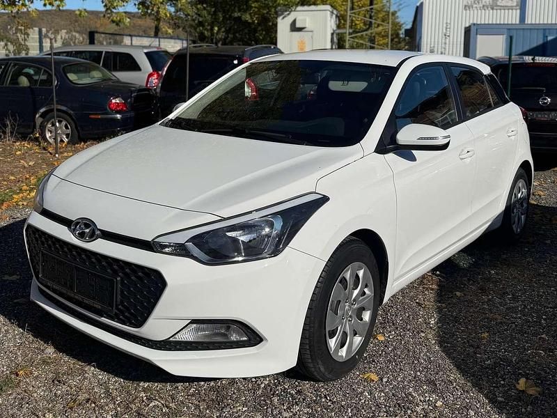 Weiß Gebraucht 2015 Hyundai i20 Limousine | € 7.600 (Fairer Preis) - Bild 1/4