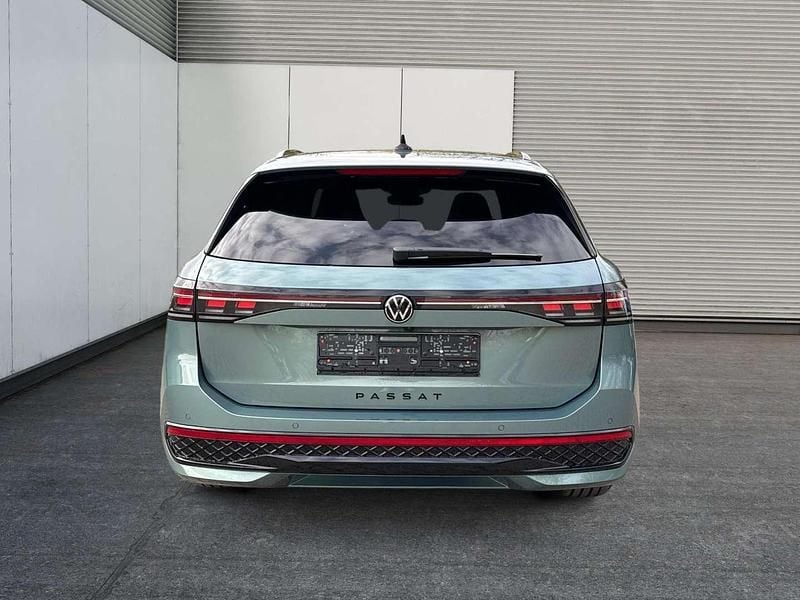 Neu VW Passat R-line 265 PS (194 kW) 2025 Grün Kombi