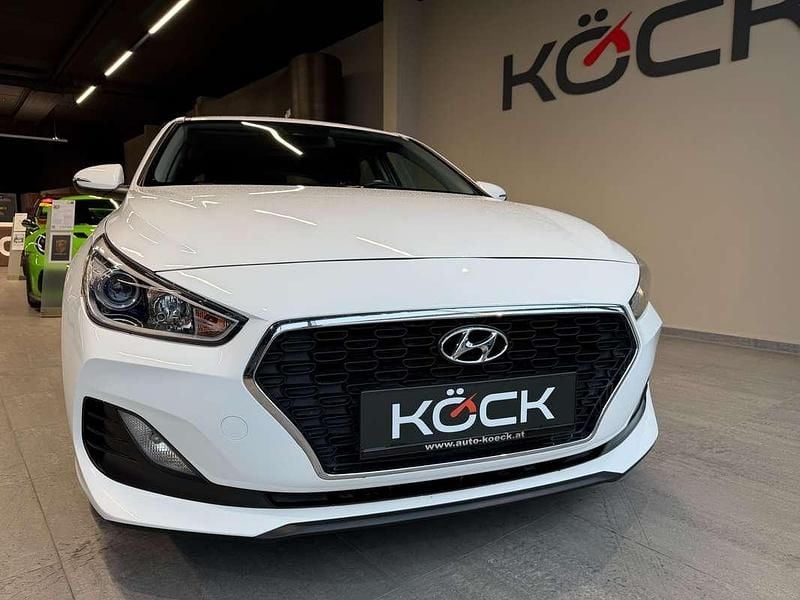 Gebraucht Hyundai i30 Pure 101 PS (74 kW) 2019 Weiß Kleinwagen