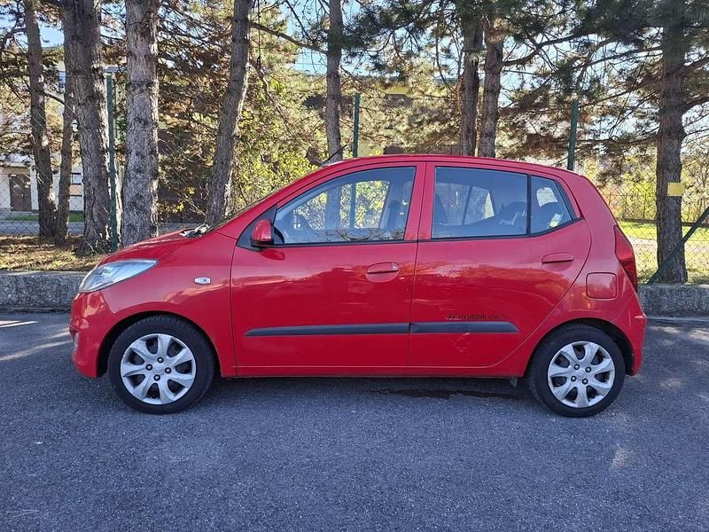 Gebraucht Hyundai i10 Life 68 PS (50 kW) 2012 Rot Kleinwagen