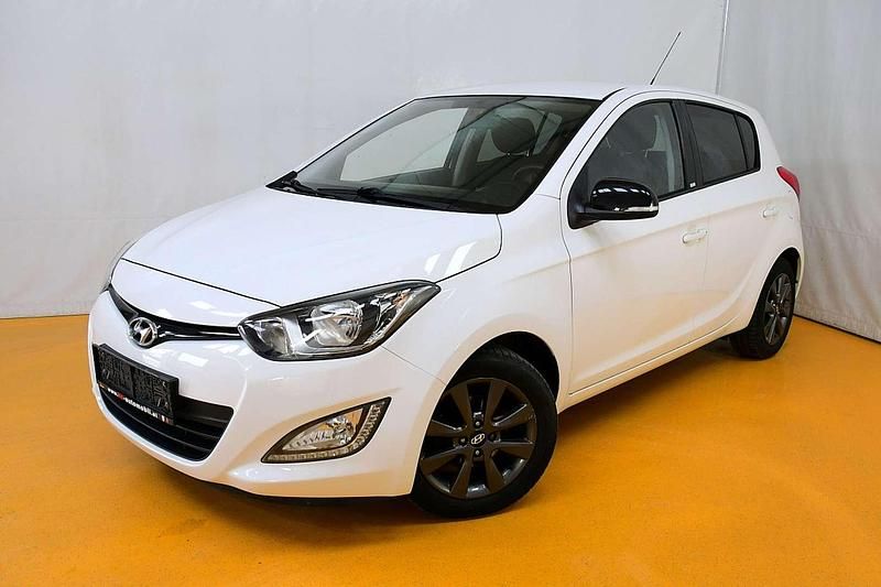 Weiß Gebraucht 2014 Hyundai i20 GO! Limousine | € 5.990 (Fairer Preis) - Bild 1/4