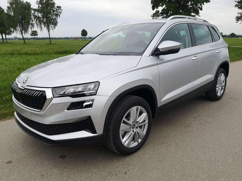 Weiß Neu 2025 Skoda Karoq Selection SUV | € 42.208 (Fairer Preis) - Bild 1/4